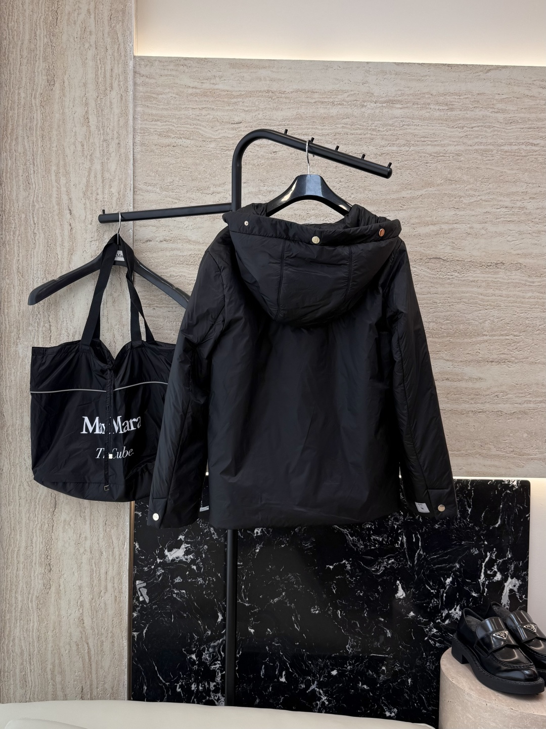 M664#新款驼绒服⚠️。
Max按扣款 48% 骆驼绒 4%桑蚕丝 进口面料 骆驼绒棉服 黑色 深灰色