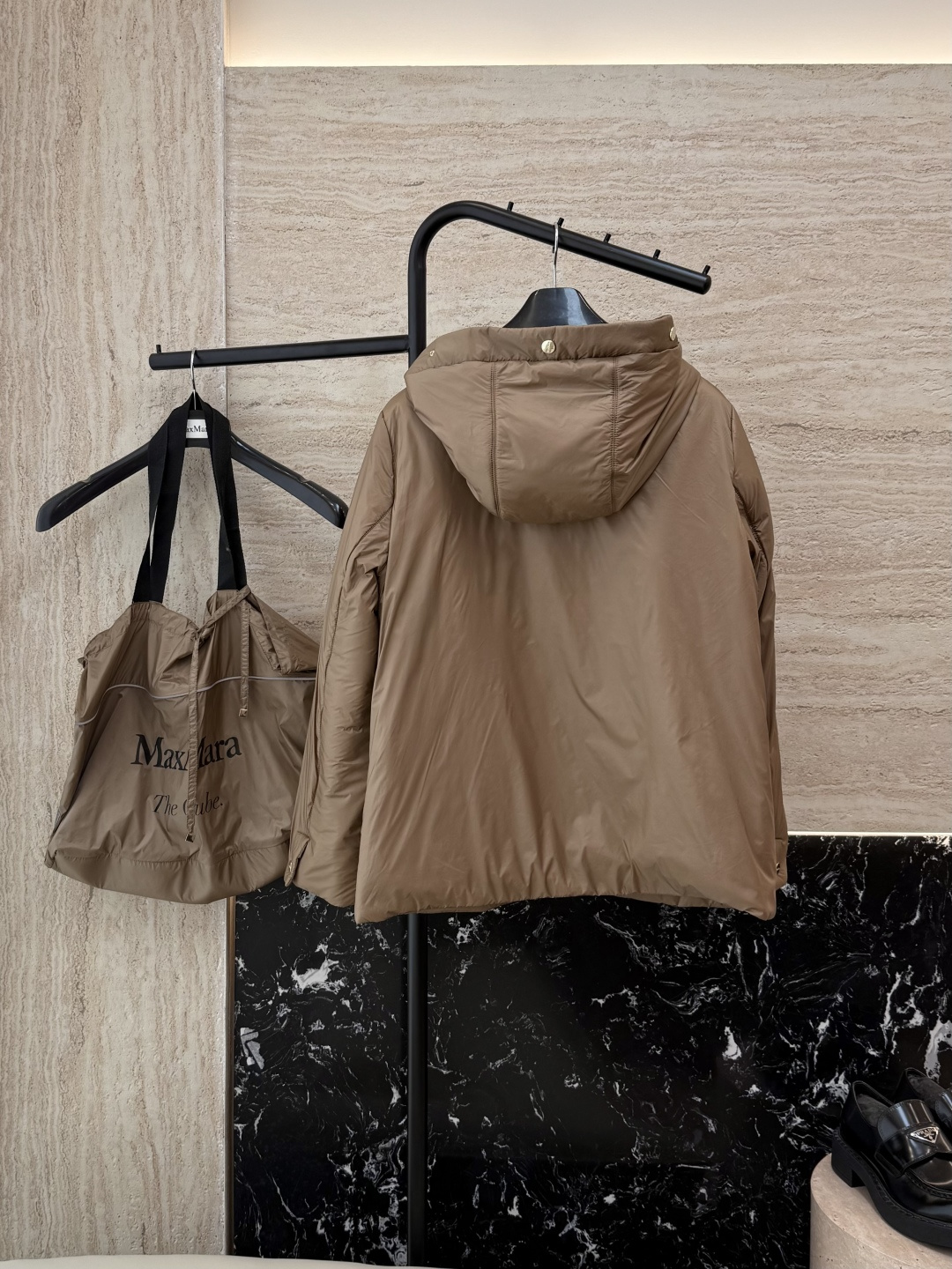 M664#新款驼绒服⚠️。
Max按扣款 48% 骆驼绒 4%桑蚕丝 进口面料 骆驼绒棉服 黑色 深灰色