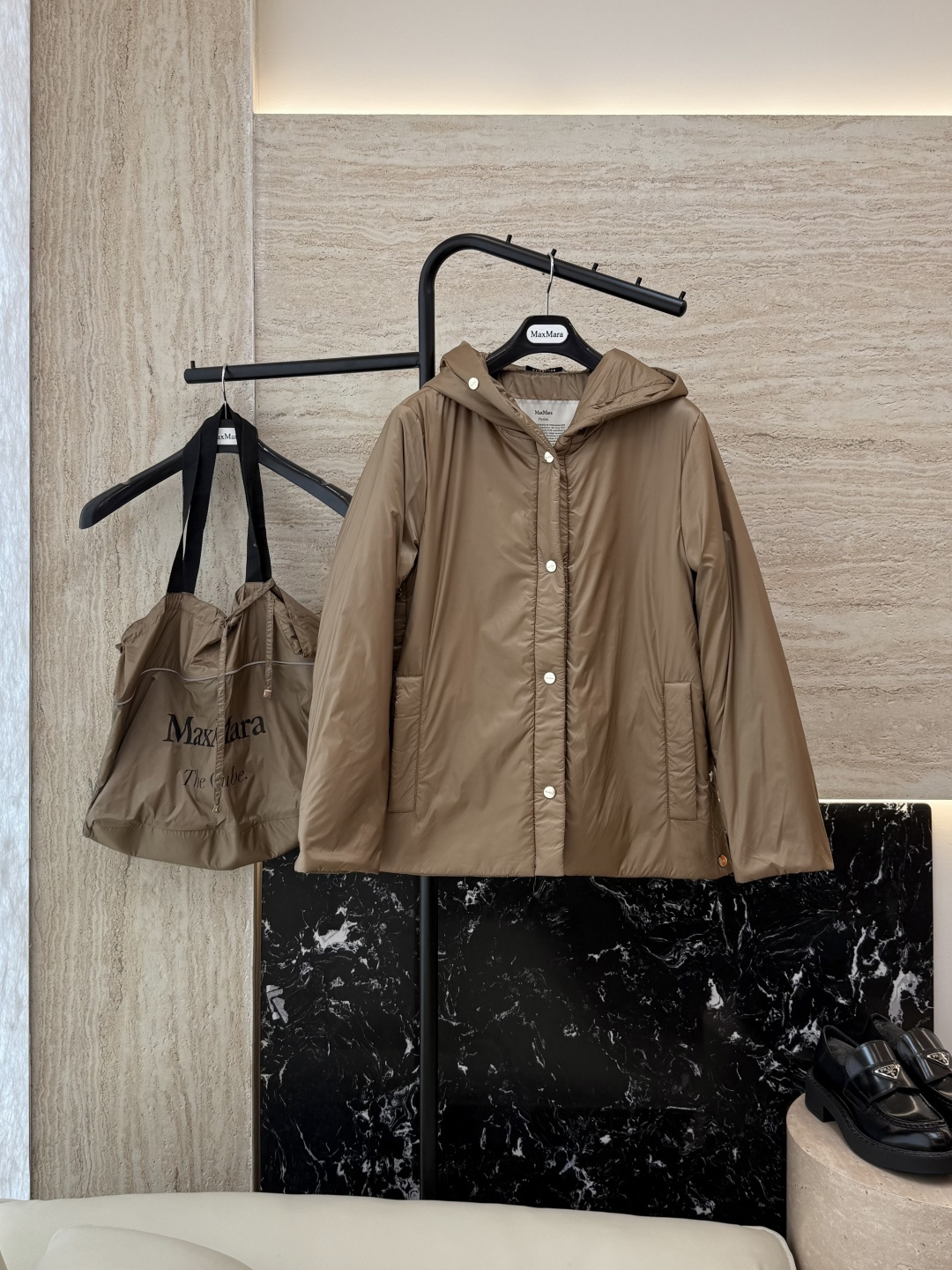 NO:475345,With dust bag M664# new camel velvet jacket Max snap button 48 camel velvet 4 mulberry silk Imported fabric camel velvet cotton jacket Black dark gray Clay lime white 38/40/42 Size PS This price includes primary color high-quality cloth bag storage bag, alexander wang19860909配防尘袋M664#新款驼绒服 Max按扣款 48 骆驼绒 4桑蚕丝 进口面料 骆驼绒棉服 黑色 深灰色 咖色 石灰白色 38/40/42 码 PS此价格含原色高品质布包收纳袋,,alexander wang,Women's clothing
