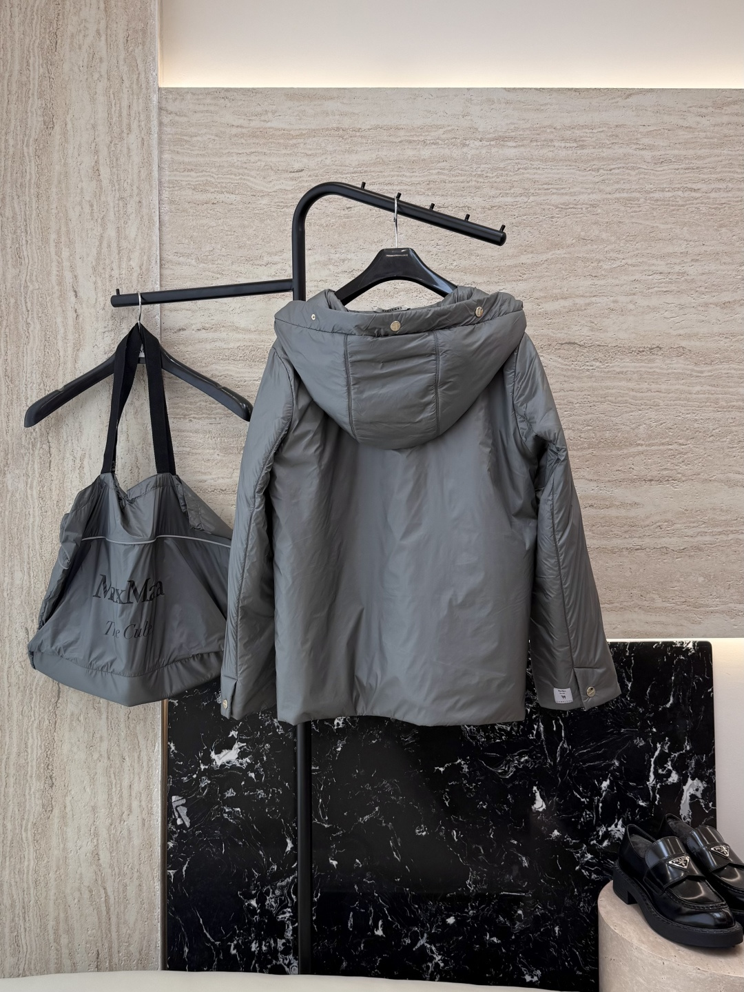 M664#新款驼绒服⚠️。
Max按扣款 48% 骆驼绒 4%桑蚕丝 进口面料 骆驼绒棉服 黑色 深灰色