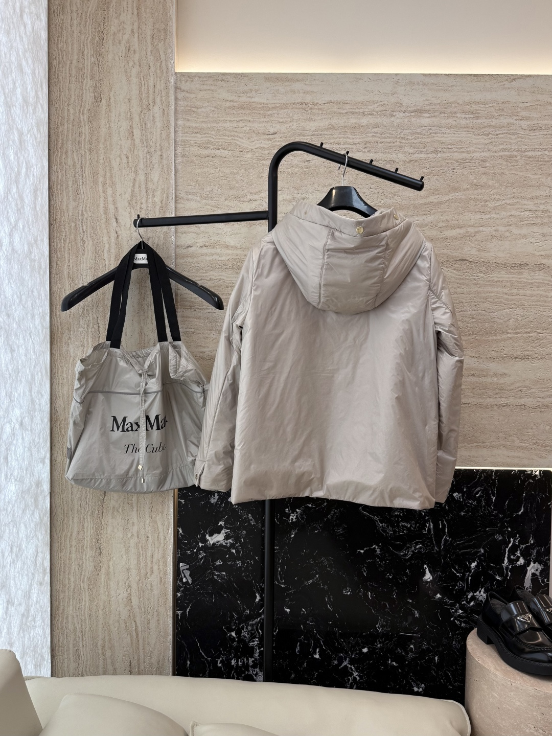 M664#新款驼绒服⚠️。
Max按扣款 48% 骆驼绒 4%桑蚕丝 进口面料 骆驼绒棉服 黑色 深灰色