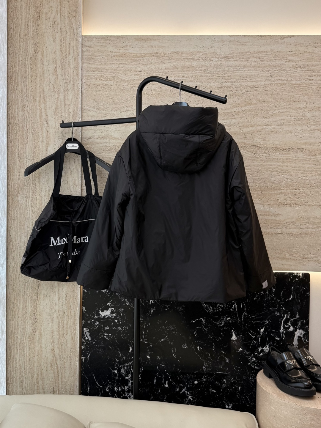 M665#新款驼绒服⚠️。
Max拉链款 48% 骆驼绒 4%桑蚕丝 进口面料 骆驼绒棉服 黑色 深灰色