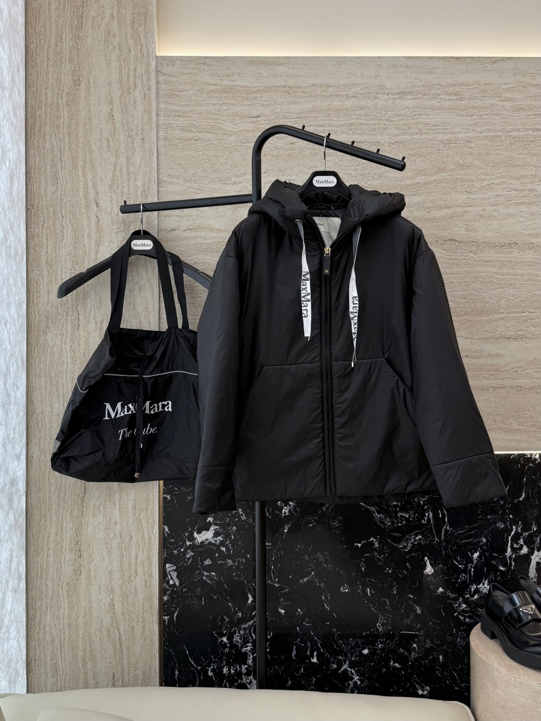NO:475340,With dust bag M665# new camel velvet jacket Max zipper style 48 camel velvet 4 mulberry silk Imported fabric camel velvet cotton jacket Black dark gray Coffee 38/40/42 Size PS This price includes primary color high-quality cloth bag storage bag, alexander wang19860909配防尘袋M665#新款驼绒服 Max拉链款 48 骆驼绒 4桑蚕丝 进口面料 骆驼绒棉服 黑色 深灰色 咖色 38/40/42 码 PS此价格含原色高品质布包收纳袋,,alexander wang,Women's clothing