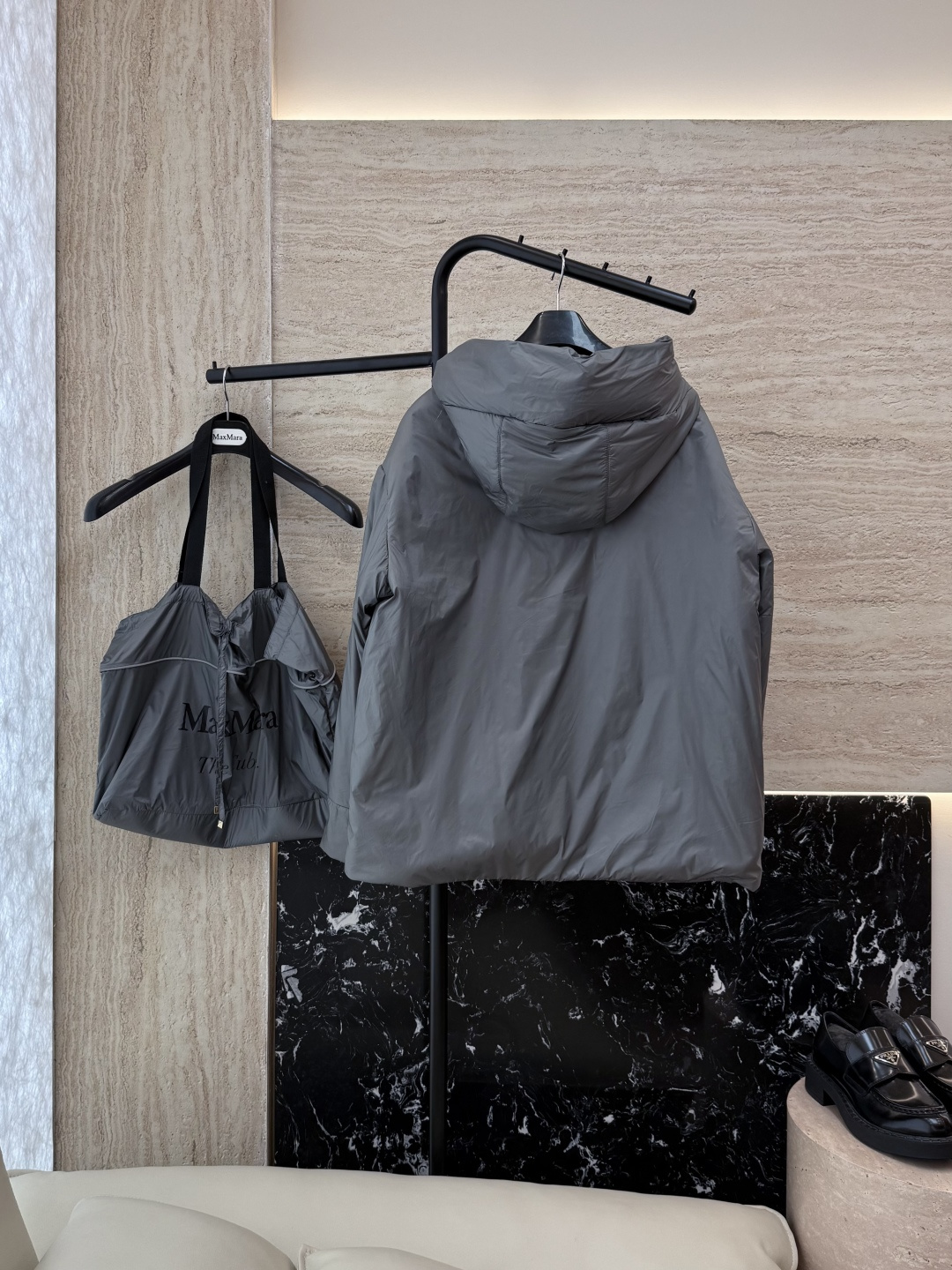 M665#新款驼绒服⚠️。
Max拉链款 48% 骆驼绒 4%桑蚕丝 进口面料 骆驼绒棉服 黑色 深灰色