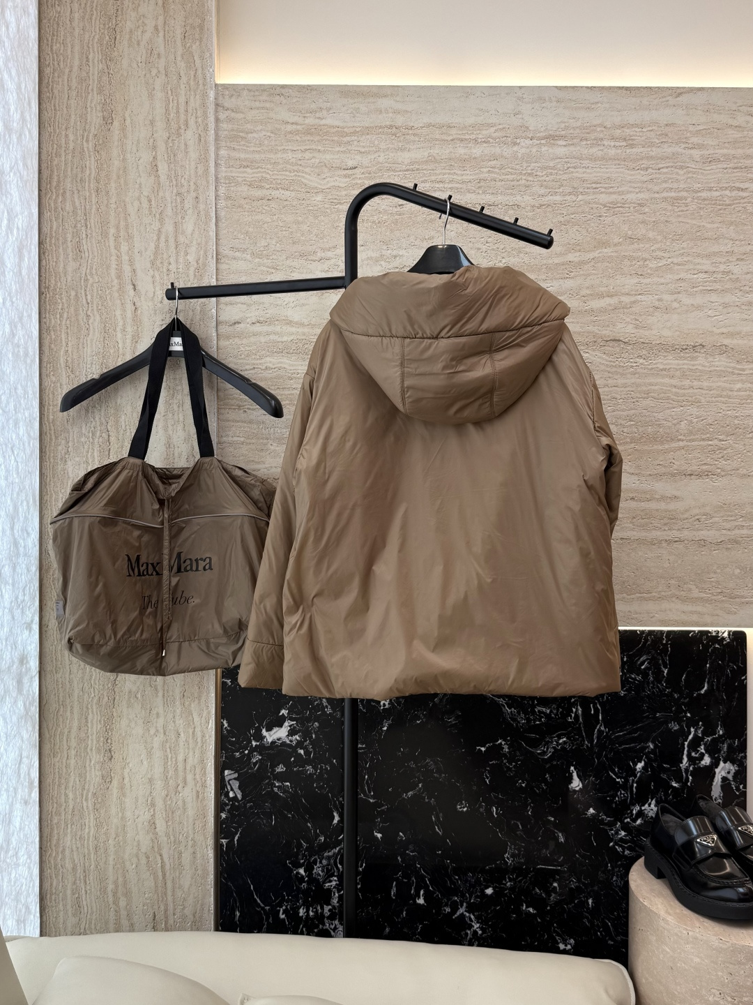 M665#新款驼绒服⚠️。
Max拉链款 48% 骆驼绒 4%桑蚕丝 进口面料 骆驼绒棉服 黑色 深灰色