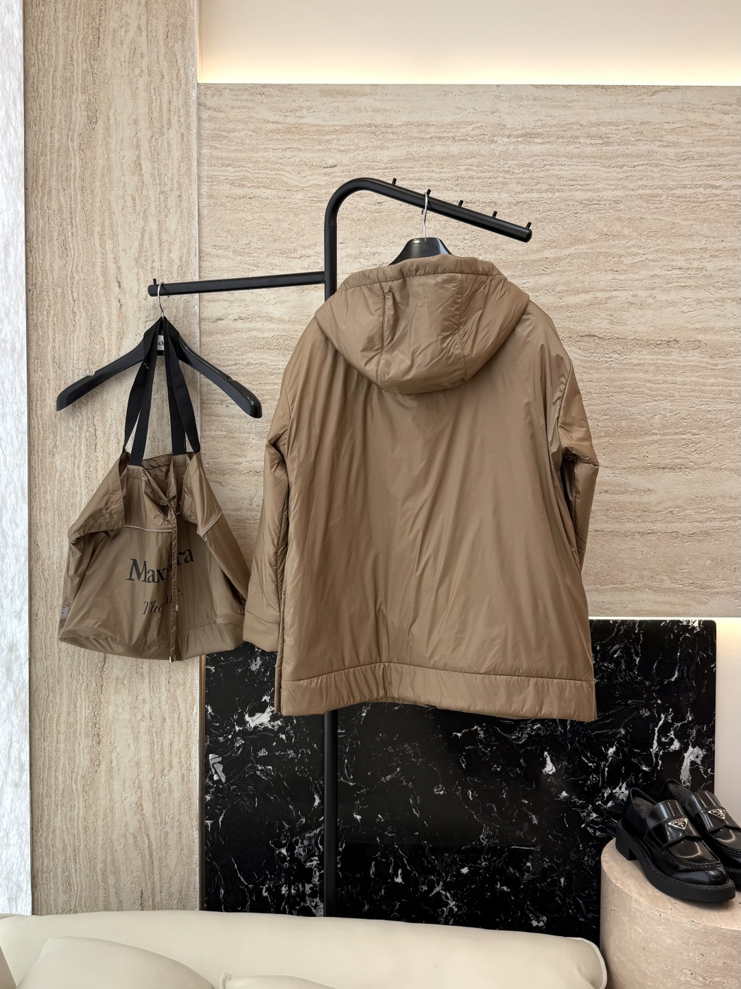 M667#新款驼绒服⚠️。
Max拉链款 48% 骆驼绒 4%桑蚕丝 进口面料 骆驼绒棉服 蓝色 咖色 