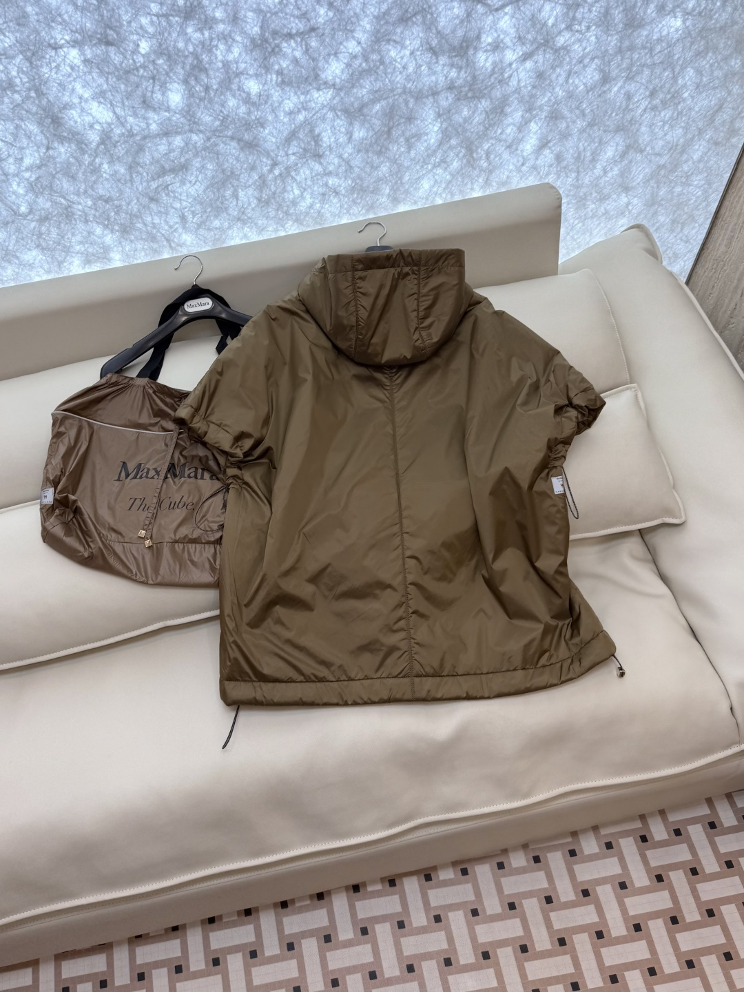 M626#新款驼绒服⚠️2025。
Max 48% 骆驼绒 4%桑蚕丝 进口面料 骆驼绒斗篷马甲 黑色 