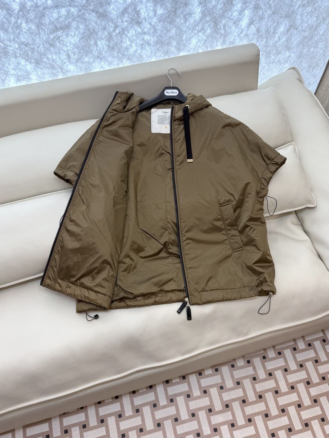 M626#新款驼绒服⚠️2025。
Max 48% 骆驼绒 4%桑蚕丝 进口面料 骆驼绒斗篷马甲 黑色 