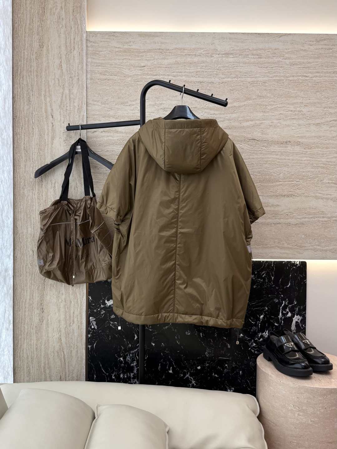 M626#新款驼绒服⚠️2025。
Max 48% 骆驼绒 4%桑蚕丝 进口面料 骆驼绒斗篷马甲 黑色 