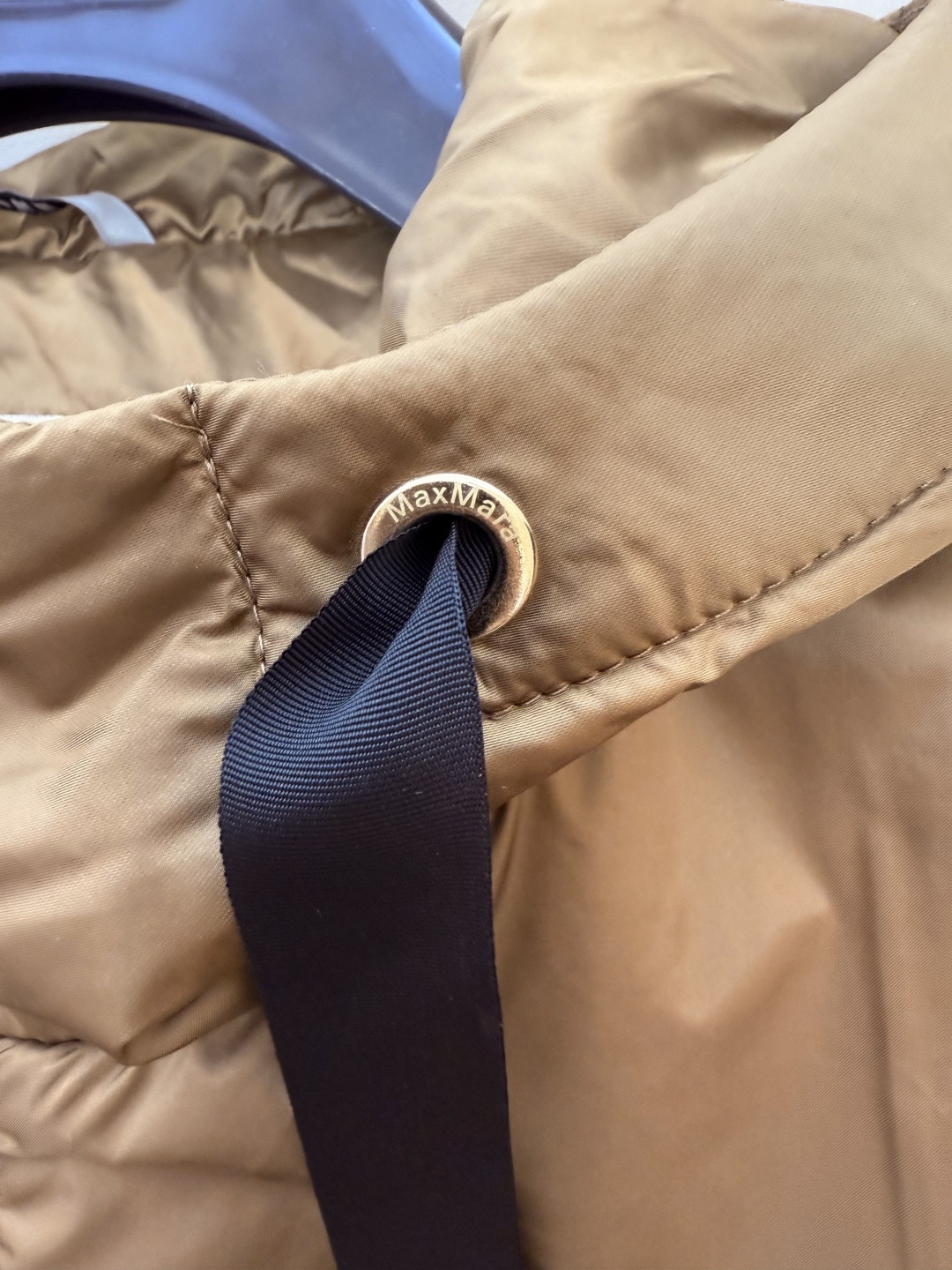 M626#新款驼绒服⚠️2025。
Max 48% 骆驼绒 4%桑蚕丝 进口面料 骆驼绒斗篷马甲 黑色 