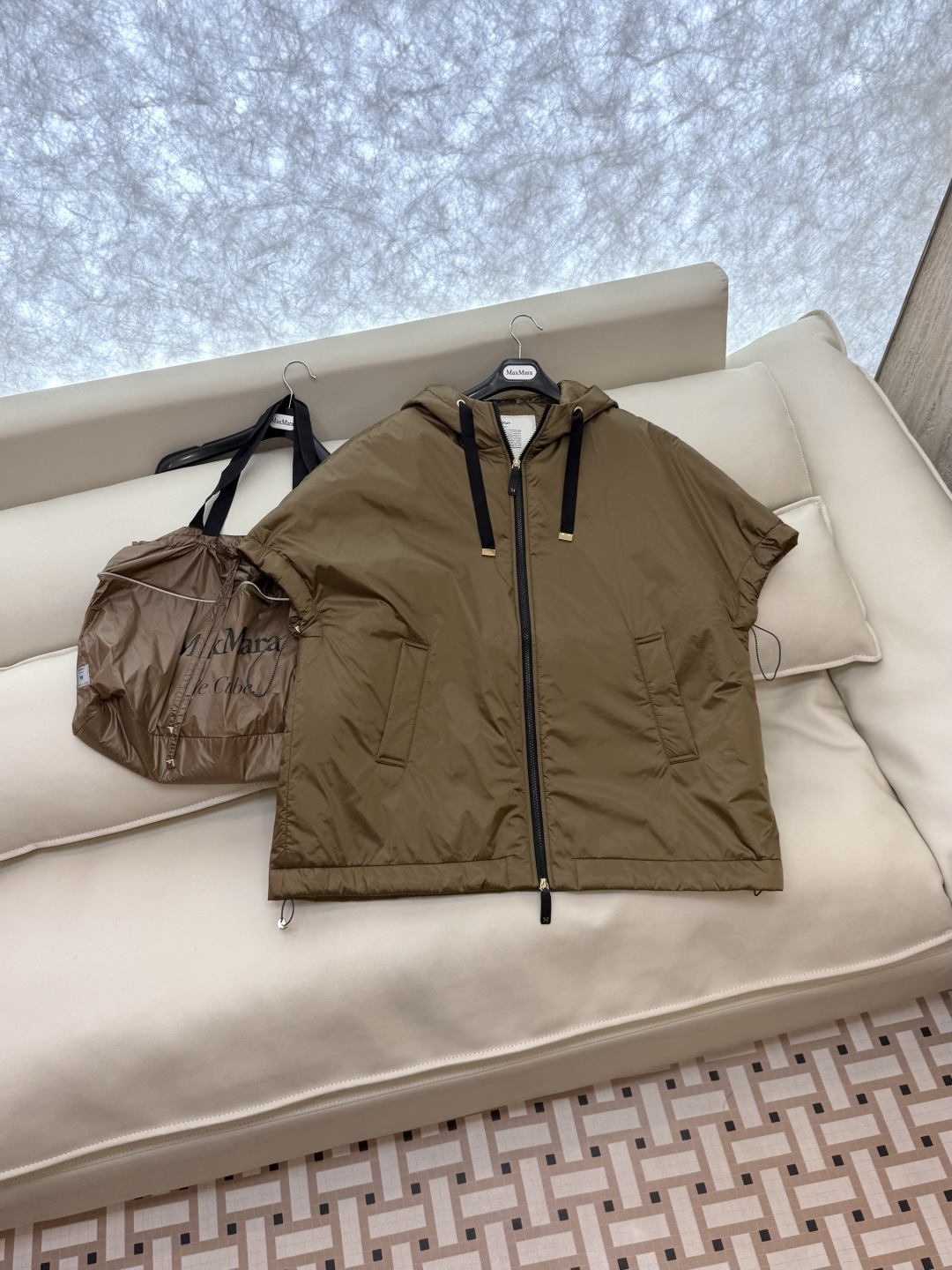 M626#新款驼绒服⚠️2025。
Max 48% 骆驼绒 4%桑蚕丝 进口面料 骆驼绒斗篷马甲 黑色 