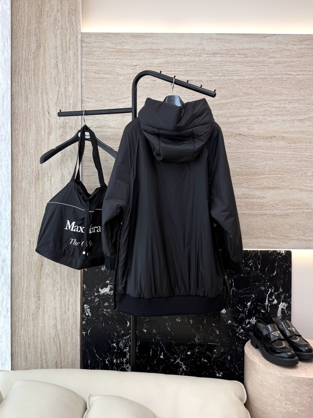 M666#新款驼绒服⚠️2025。
Max 48% 骆驼绒 4%桑蚕丝 进口面料 骆驼绒长棉服 黑色 咖