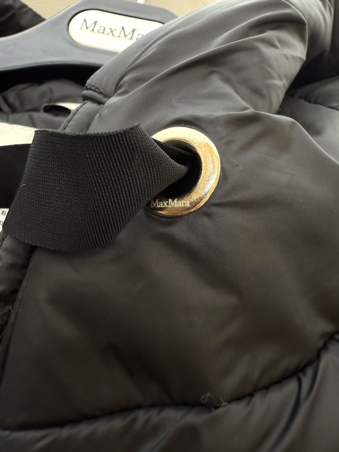 M666#新款驼绒服⚠️2025。
Max 48% 骆驼绒 4%桑蚕丝 进口面料 骆驼绒长棉服 黑色 咖