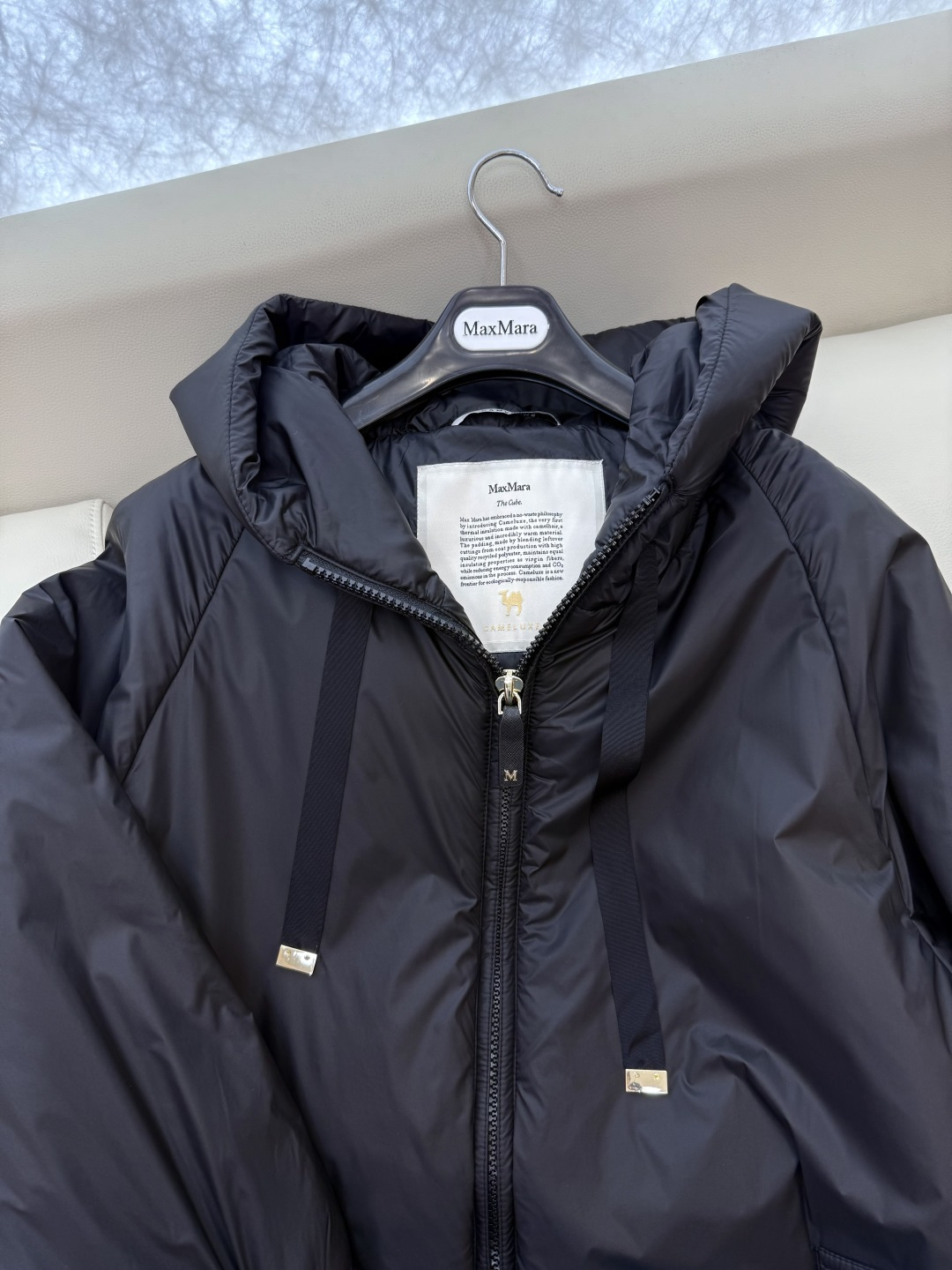 M666#新款驼绒服⚠️2025。
Max 48% 骆驼绒 4%桑蚕丝 进口面料 骆驼绒长棉服 黑色 咖