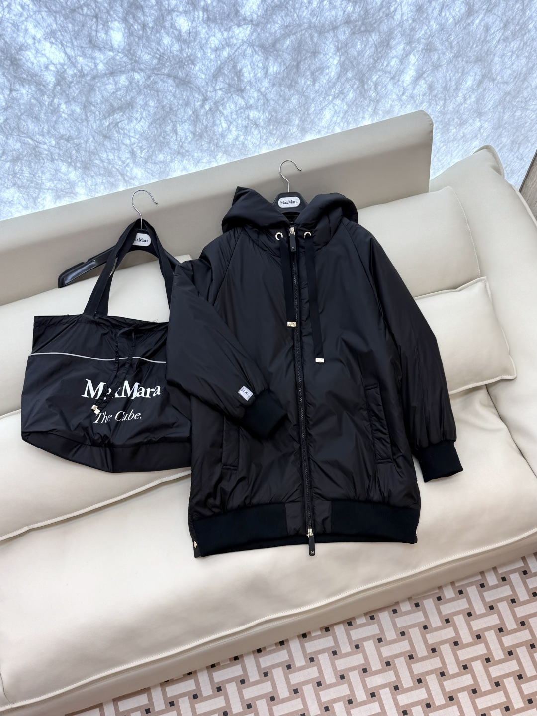 M666#新款驼绒服⚠️2025。
Max 48% 骆驼绒 4%桑蚕丝 进口面料 骆驼绒长棉服 黑色 咖