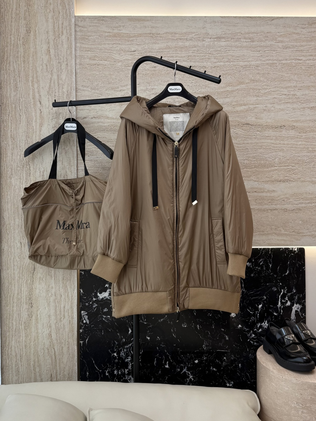 NO:476982,With dust bag M666# new camel fur jacket Max 48 camel fur 4 mulberry silk Imported fabric camel fur long cotton jacket Black brown 38/40/42 PS This price includes primary color high-quality cloth bag storage bag, alexander wang19860909配防尘袋M666#新款驼绒服 Max 48 骆驼绒 4桑蚕丝 进口面料 骆驼绒长棉服 黑色 咖色 38/40/42 码 PS此价格含原色高品质布包收纳袋,,alexander wang,Women's clothing