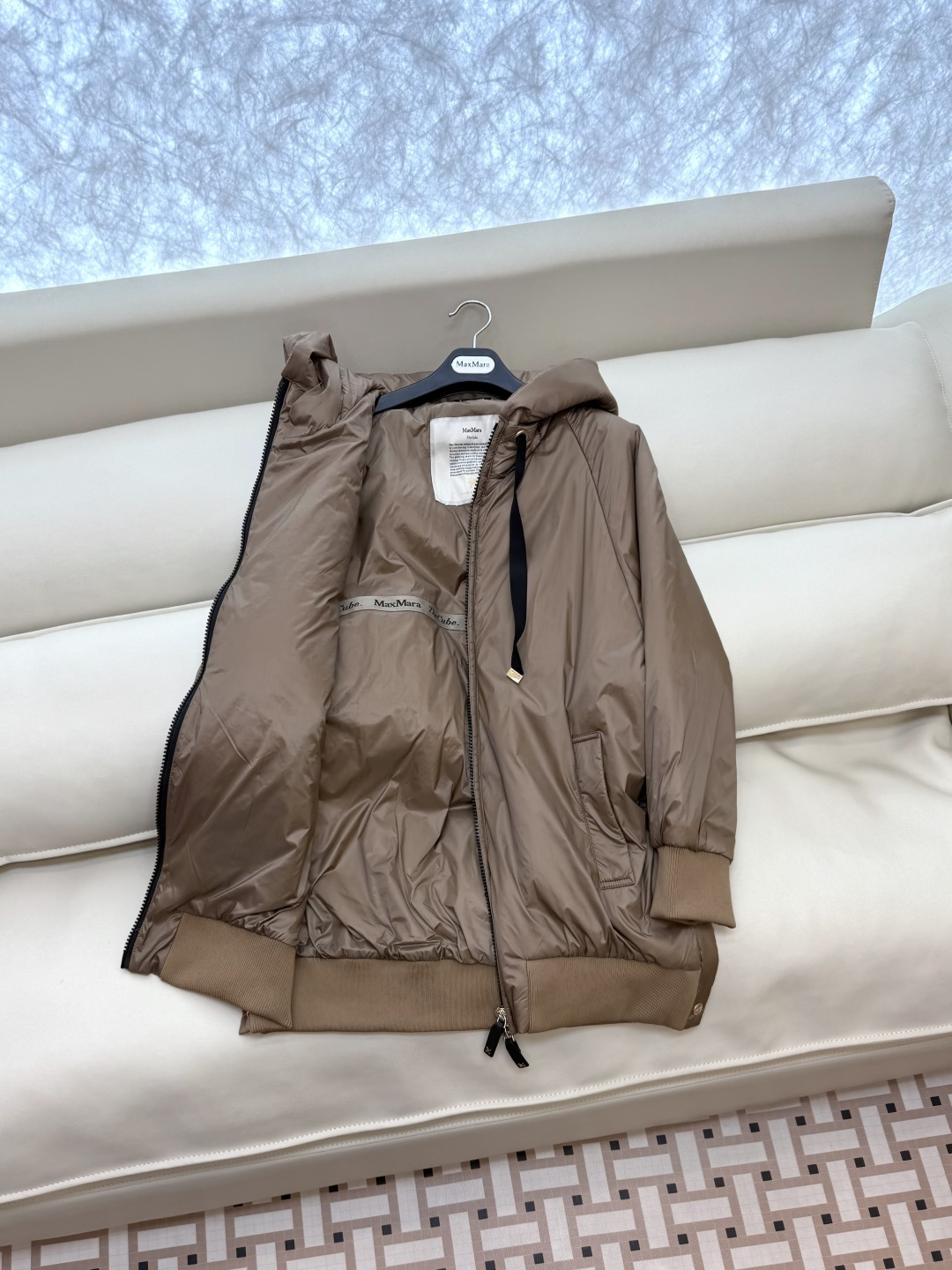 M666#新款驼绒服⚠️2025。
Max 48% 骆驼绒 4%桑蚕丝 进口面料 骆驼绒长棉服 黑色 咖