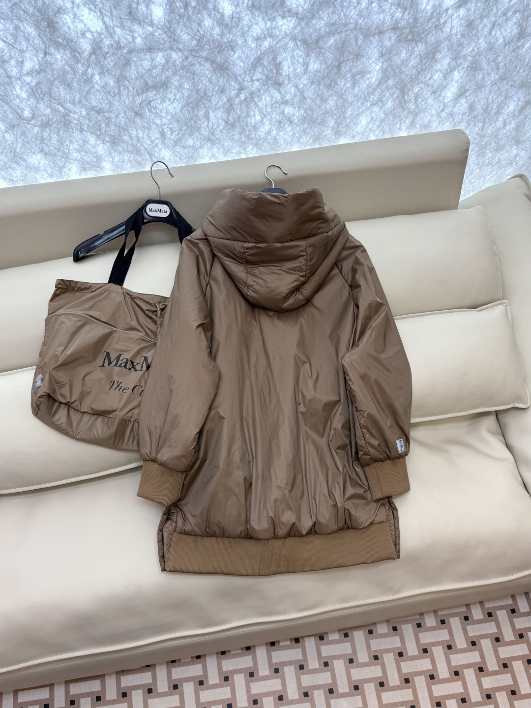 M666#新款驼绒服⚠️2025。
Max 48% 骆驼绒 4%桑蚕丝 进口面料 骆驼绒长棉服 黑色 咖