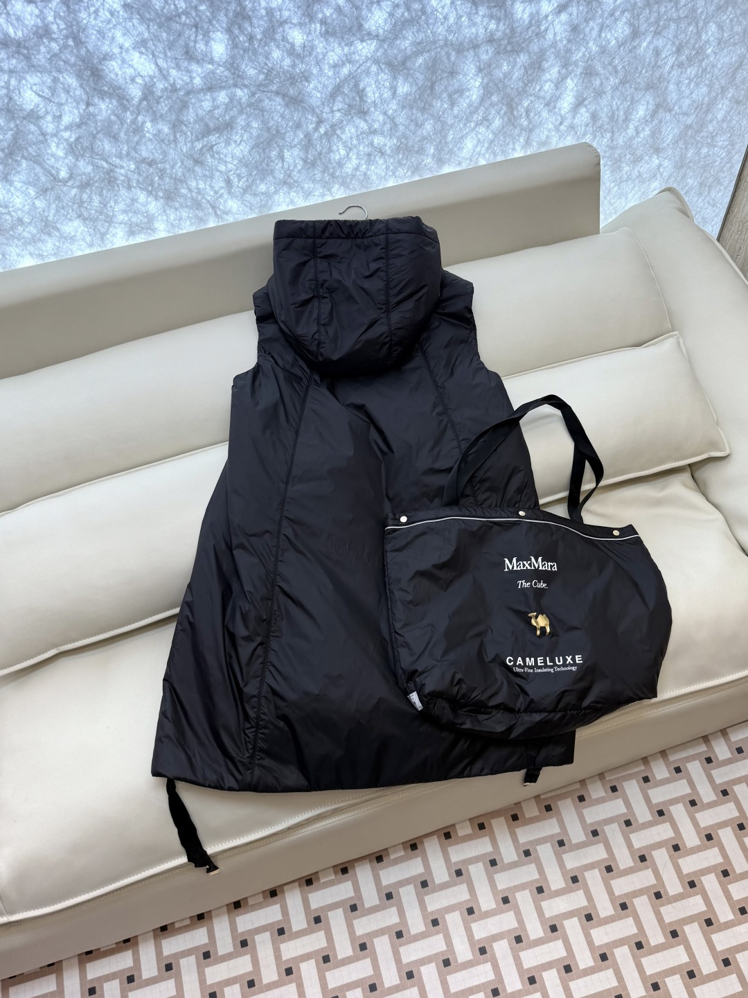 M686#新款驼绒服⚠️2025。
Max 48% 骆驼绒 4%桑蚕丝 进口面料 骆驼绒长马甲 黑色 咖