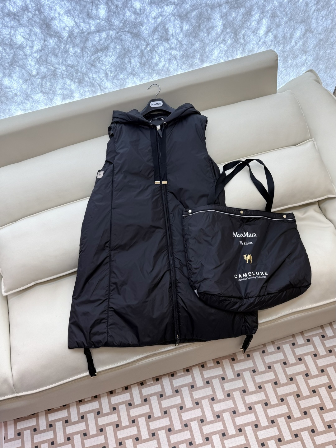 M686#新款驼绒服⚠️2025。
Max 48% 骆驼绒 4%桑蚕丝 进口面料 骆驼绒长马甲 黑色 咖