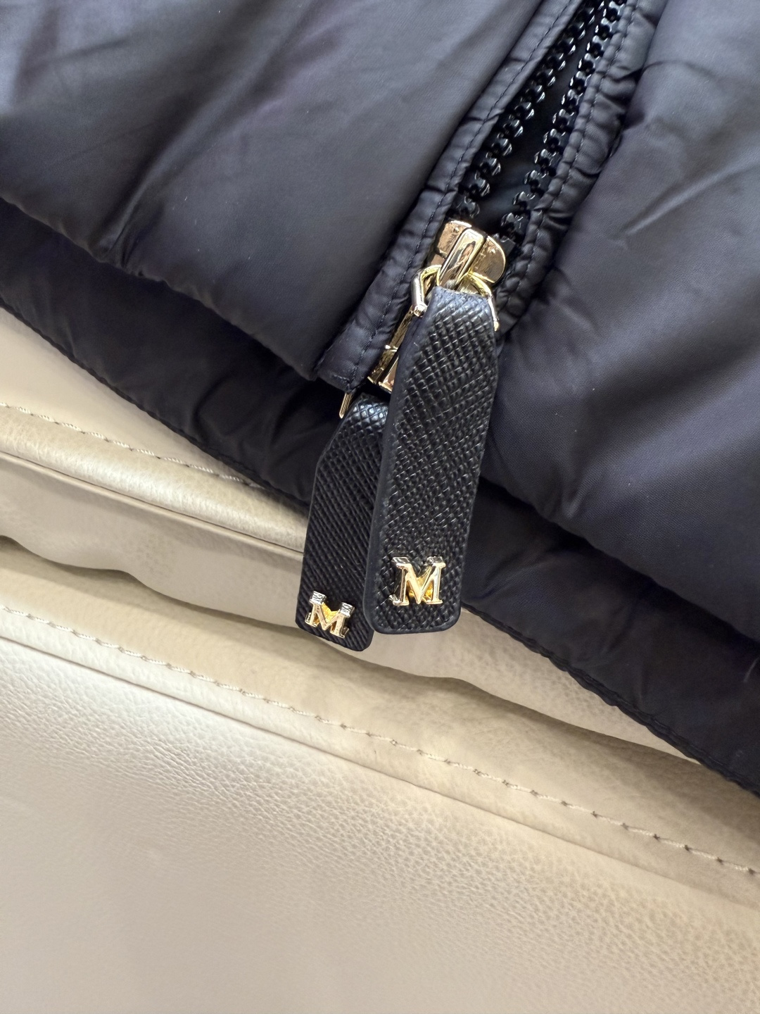 M686#新款驼绒服⚠️2025。
Max 48% 骆驼绒 4%桑蚕丝 进口面料 骆驼绒长马甲 黑色 咖