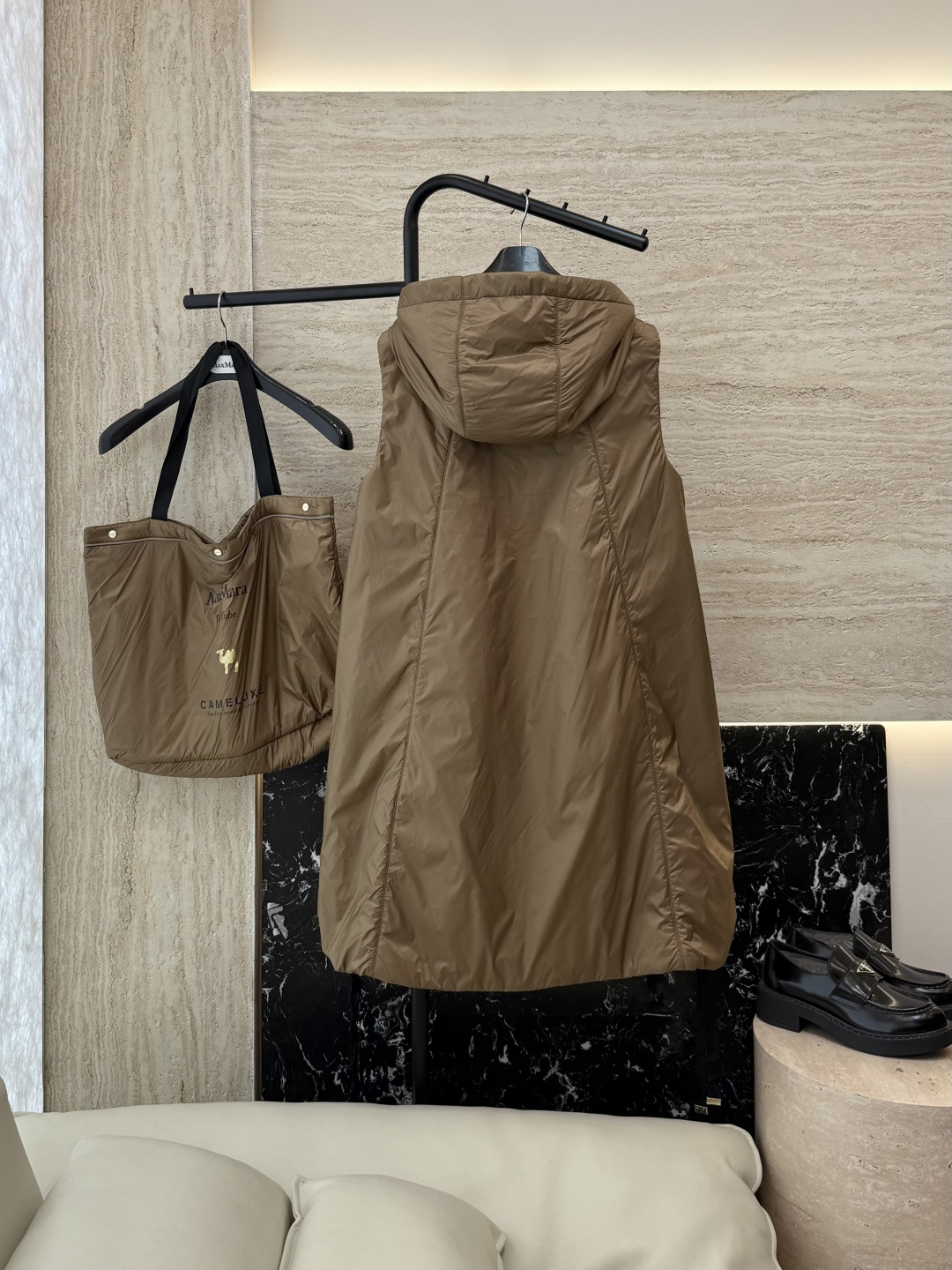 M686#新款驼绒服⚠️2025。
Max 48% 骆驼绒 4%桑蚕丝 进口面料 骆驼绒长马甲 黑色 咖