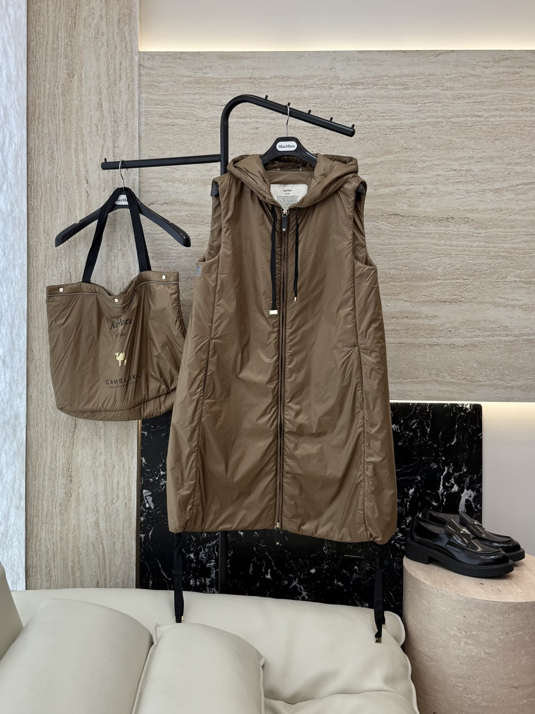 NO:476963,With dust bag M686# new camel fur jacket Max 48 camel fur 4 mulberry silk Imported fabric camel fur long vest black brown off white navy blue 38/40/42 size PS This price includes primary color high-quality cloth bag storage bag, alexander wang19860909配防尘袋M686#新款驼绒服 Max 48 骆驼绒 4桑蚕丝 进口面料 骆驼绒长马甲 黑色 咖色 米白色 藏青色 38/40/42 码 PS此价格含原色高品质布包收纳袋,,alexander wang,Women's clothing