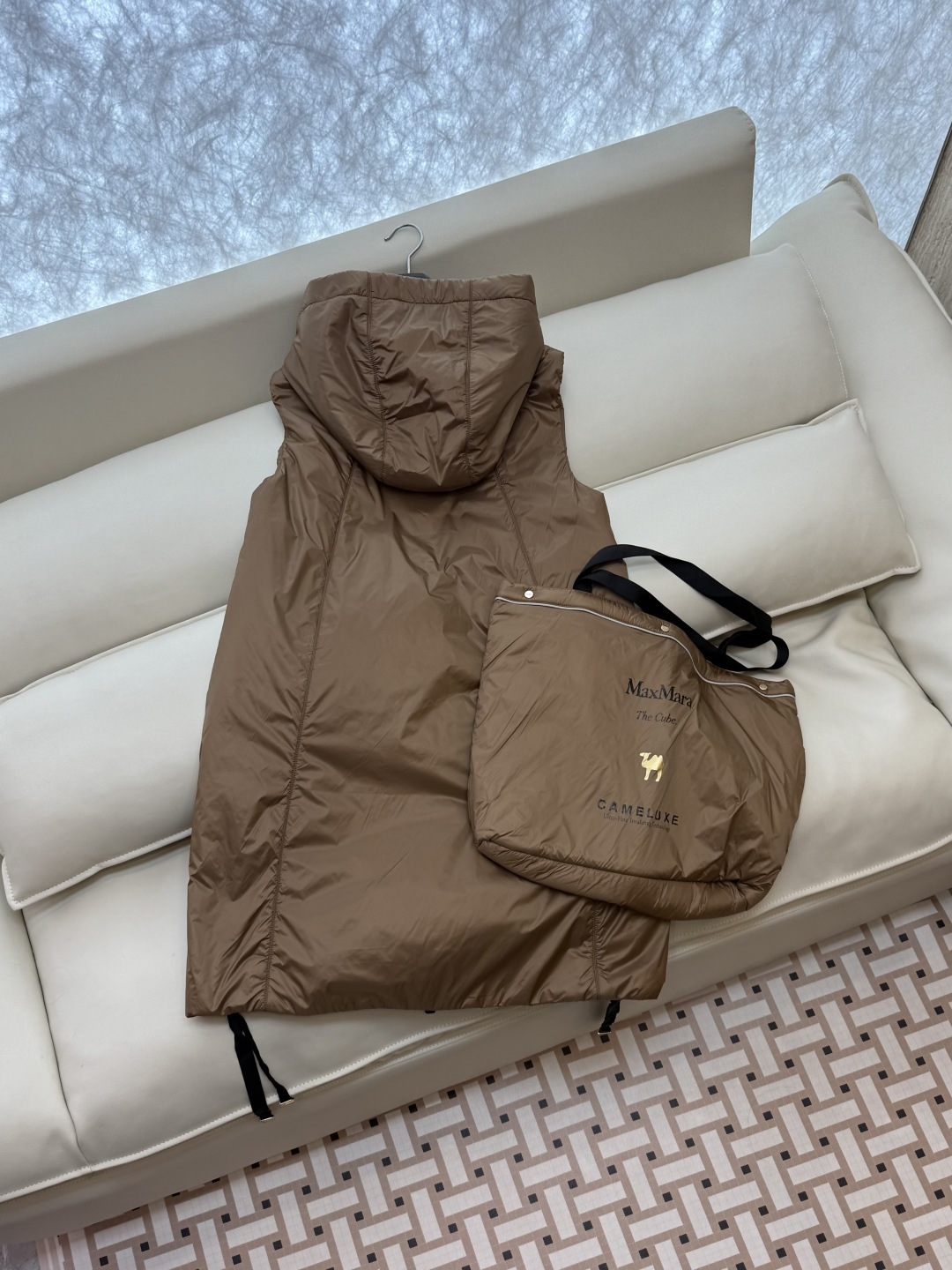 M686#新款驼绒服⚠️2025。
Max 48% 骆驼绒 4%桑蚕丝 进口面料 骆驼绒长马甲 黑色 咖