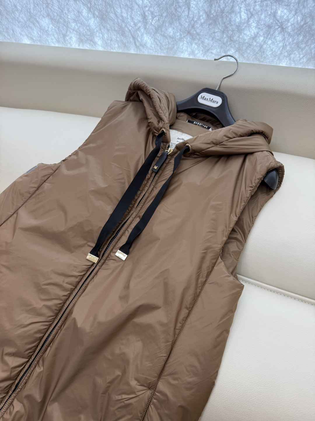 M686#新款驼绒服⚠️2025。
Max 48% 骆驼绒 4%桑蚕丝 进口面料 骆驼绒长马甲 黑色 咖