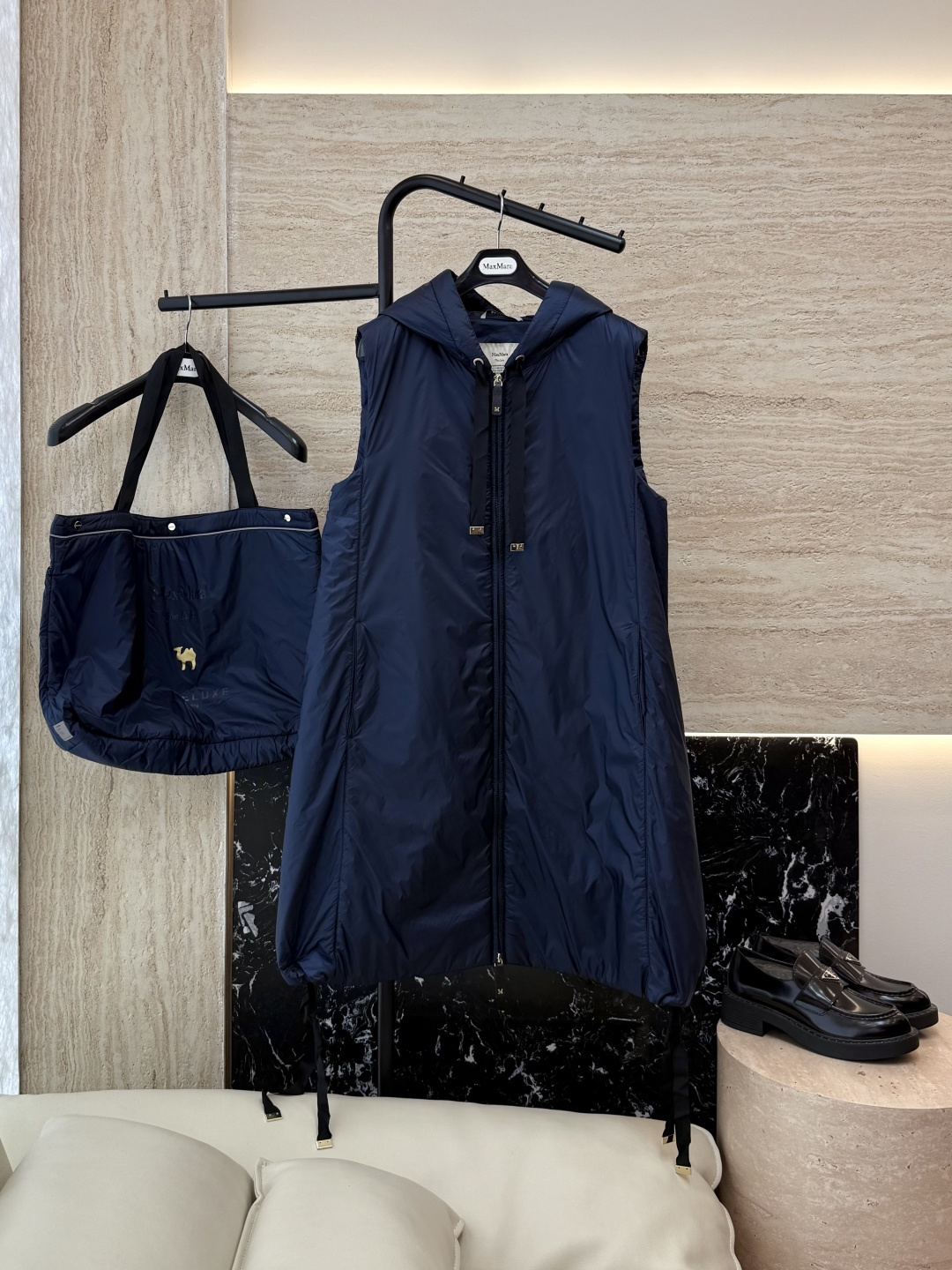 NO:476971,With dust bag M686# new camel fur jacket Max 48 camel fur 4 mulberry silk Imported fabric camel fur long vest black brown off white navy blue 38/40/42 size PS This price includes primary color high-quality cloth bag storage bag, alexander wang19860909配防尘袋M686#新款驼绒服 Max 48 骆驼绒 4桑蚕丝 进口面料 骆驼绒长马甲 黑色 咖色 米白色 藏青色 38/40/42 码 PS此价格含原色高品质布包收纳袋,,alexander wang,Women's clothing