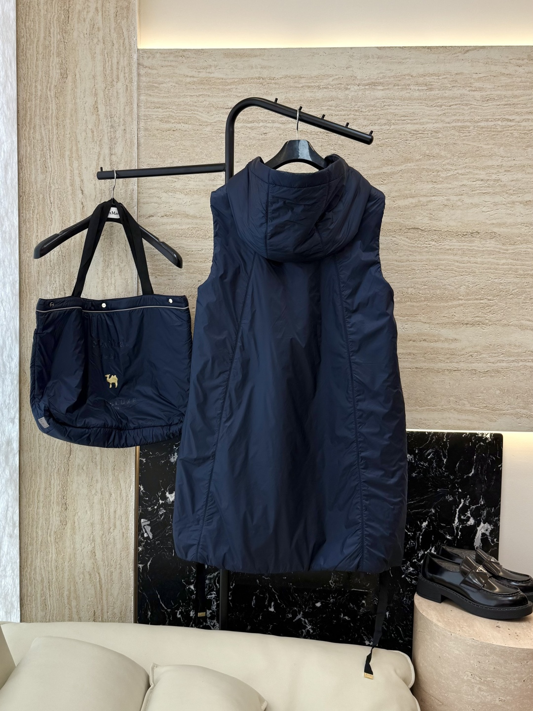 M686#新款驼绒服⚠️2025。
Max 48% 骆驼绒 4%桑蚕丝 进口面料 骆驼绒长马甲 黑色 咖