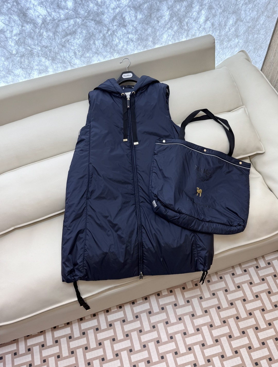 M686#新款驼绒服⚠️2025。
Max 48% 骆驼绒 4%桑蚕丝 进口面料 骆驼绒长马甲 黑色 咖