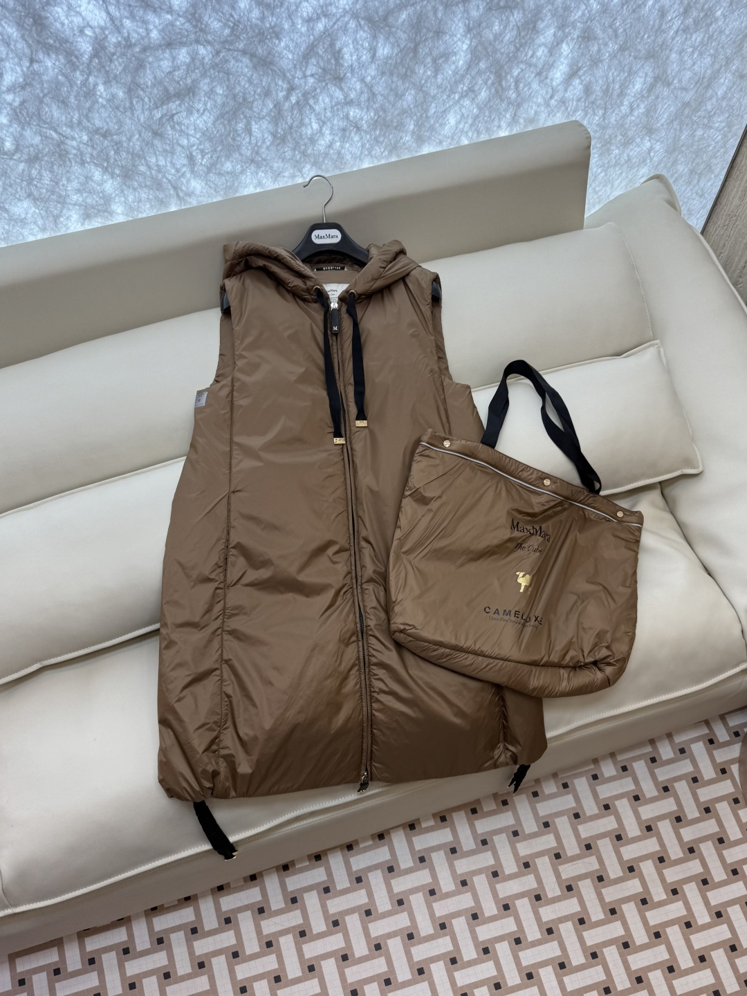 M686#新款驼绒服⚠️2025。
Max 48% 骆驼绒 4%桑蚕丝 进口面料 骆驼绒长马甲 黑色 咖