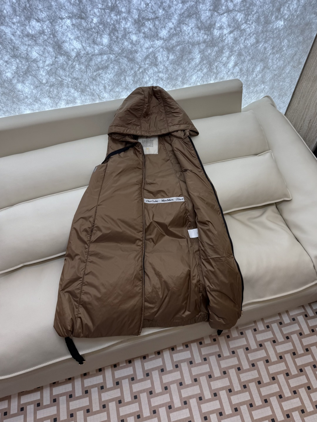 M686#新款驼绒服⚠️2025。
Max 48% 骆驼绒 4%桑蚕丝 进口面料 骆驼绒长马甲 黑色 咖