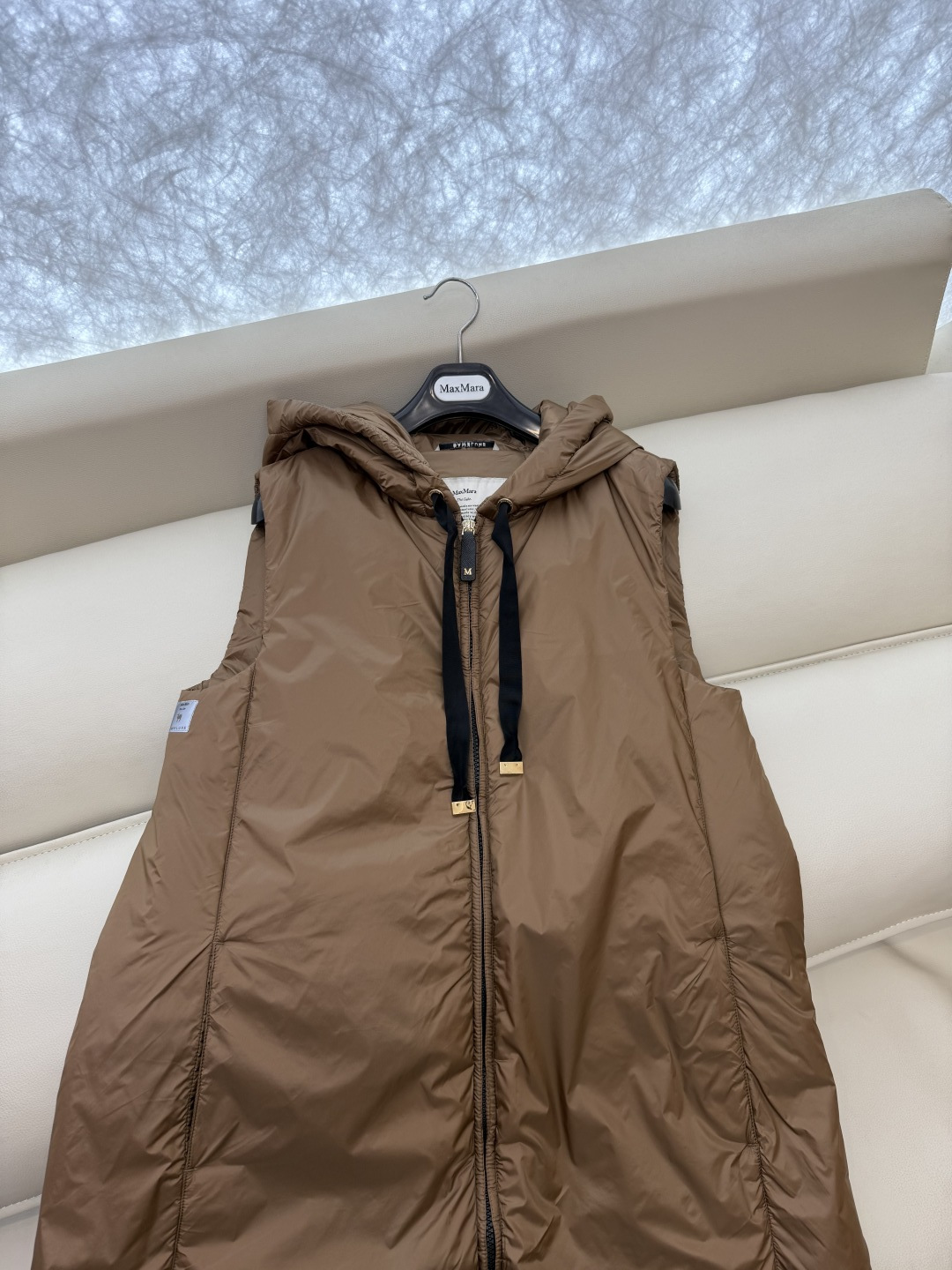 M686#新款驼绒服⚠️2025。
Max 48% 骆驼绒 4%桑蚕丝 进口面料 骆驼绒长马甲 黑色 咖