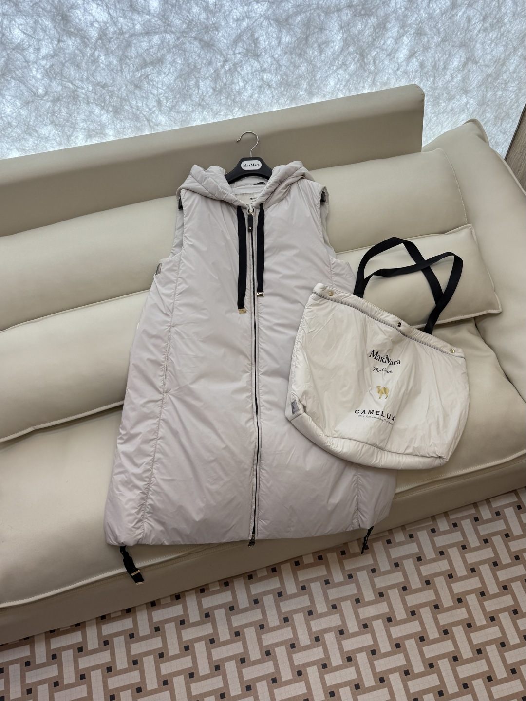 M686#新款驼绒服⚠️2025。
Max 48% 骆驼绒 4%桑蚕丝 进口面料 骆驼绒长马甲 黑色 咖