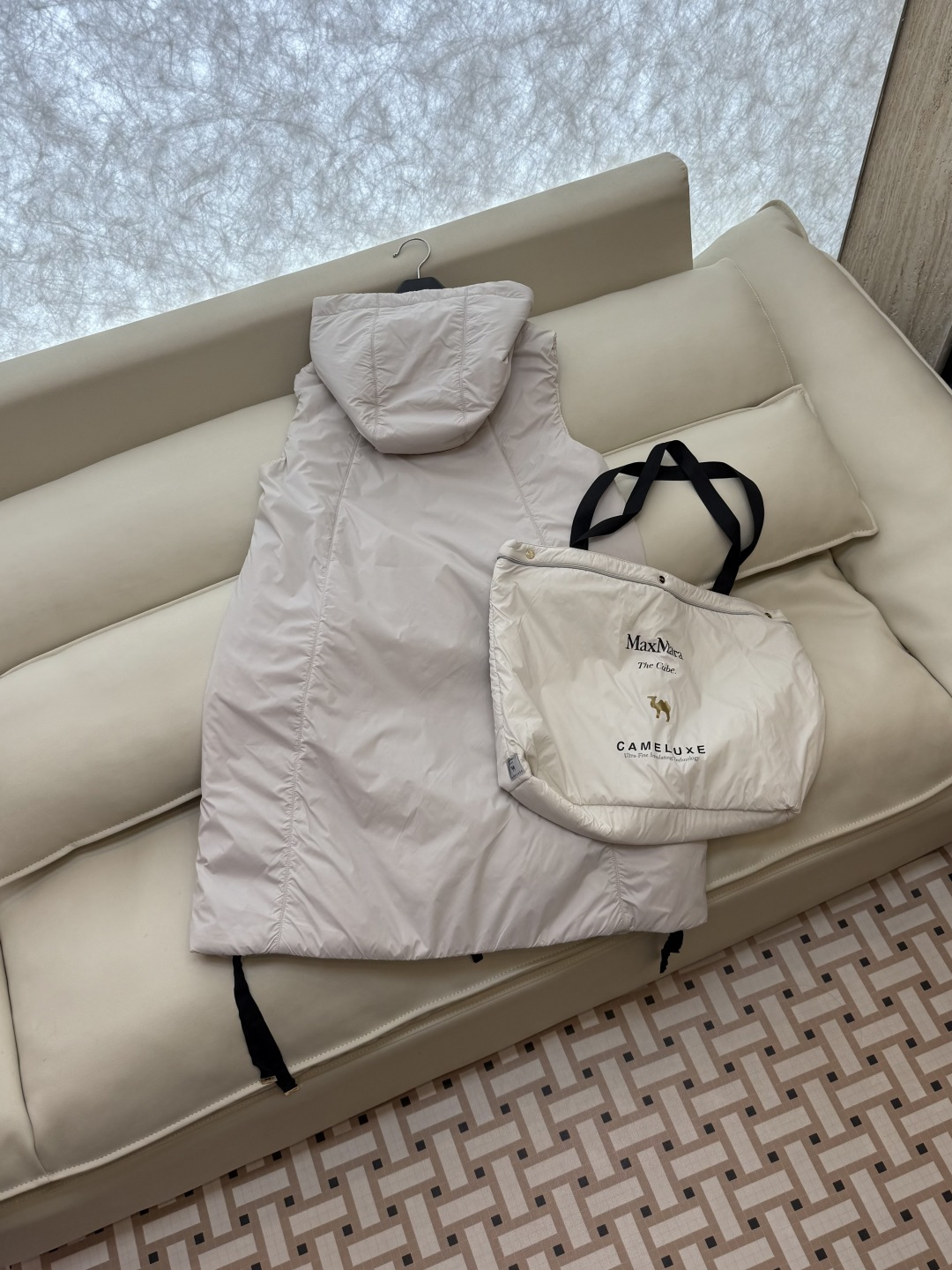 M686#新款驼绒服⚠️2025。
Max 48% 骆驼绒 4%桑蚕丝 进口面料 骆驼绒长马甲 黑色 咖