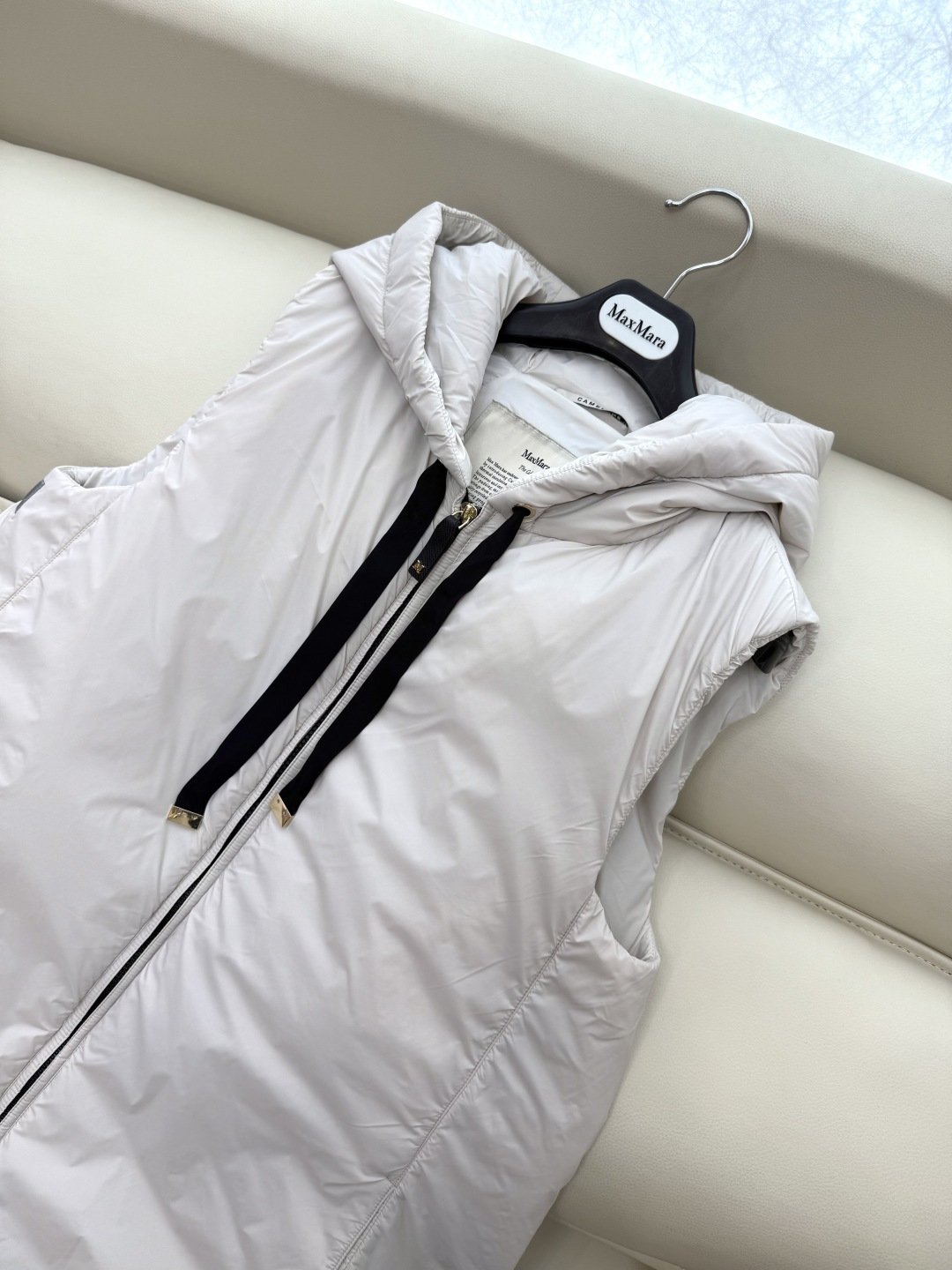 M686#新款驼绒服⚠️2025。
Max 48% 骆驼绒 4%桑蚕丝 进口面料 骆驼绒长马甲 黑色 咖