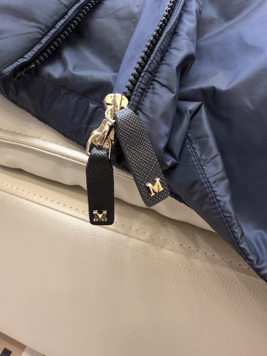 M686#新款驼绒服⚠️2025。
Max 48% 骆驼绒 4%桑蚕丝 进口面料 骆驼绒长马甲 黑色 咖