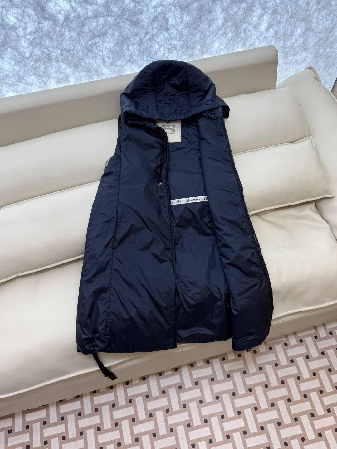 M686#新款驼绒服⚠️2025。
Max 48% 骆驼绒 4%桑蚕丝 进口面料 骆驼绒长马甲 黑色 咖