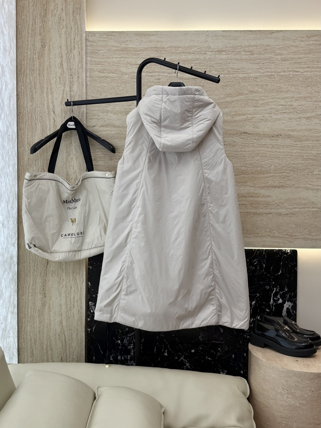 M686#新款驼绒服⚠️2025。
Max 48% 骆驼绒 4%桑蚕丝 进口面料 骆驼绒长马甲 黑色 咖