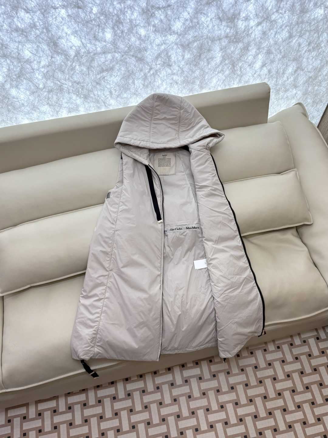 M686#新款驼绒服⚠️2025。
Max 48% 骆驼绒 4%桑蚕丝 进口面料 骆驼绒长马甲 黑色 咖