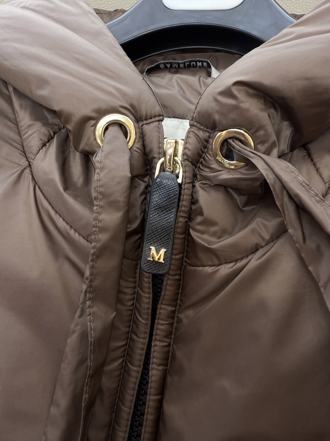 M694#新款驼绒服⚠️2025。
Max 48% 骆驼绒 4%桑蚕丝 进口面料 骆驼绒长袖外套 咖色 