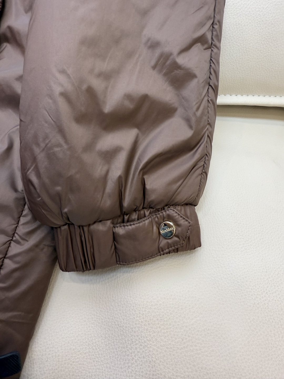 M694#新款驼绒服⚠️2025。
Max 48% 骆驼绒 4%桑蚕丝 进口面料 骆驼绒长袖外套 咖色 