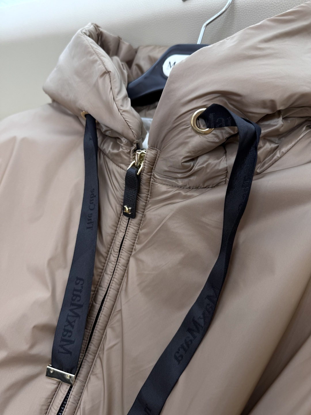 M683#新款驼绒服⚠️2025。
Max 48% 骆驼绒 4%桑蚕丝 进口面料 骆驼绒长袖外套 咖色 