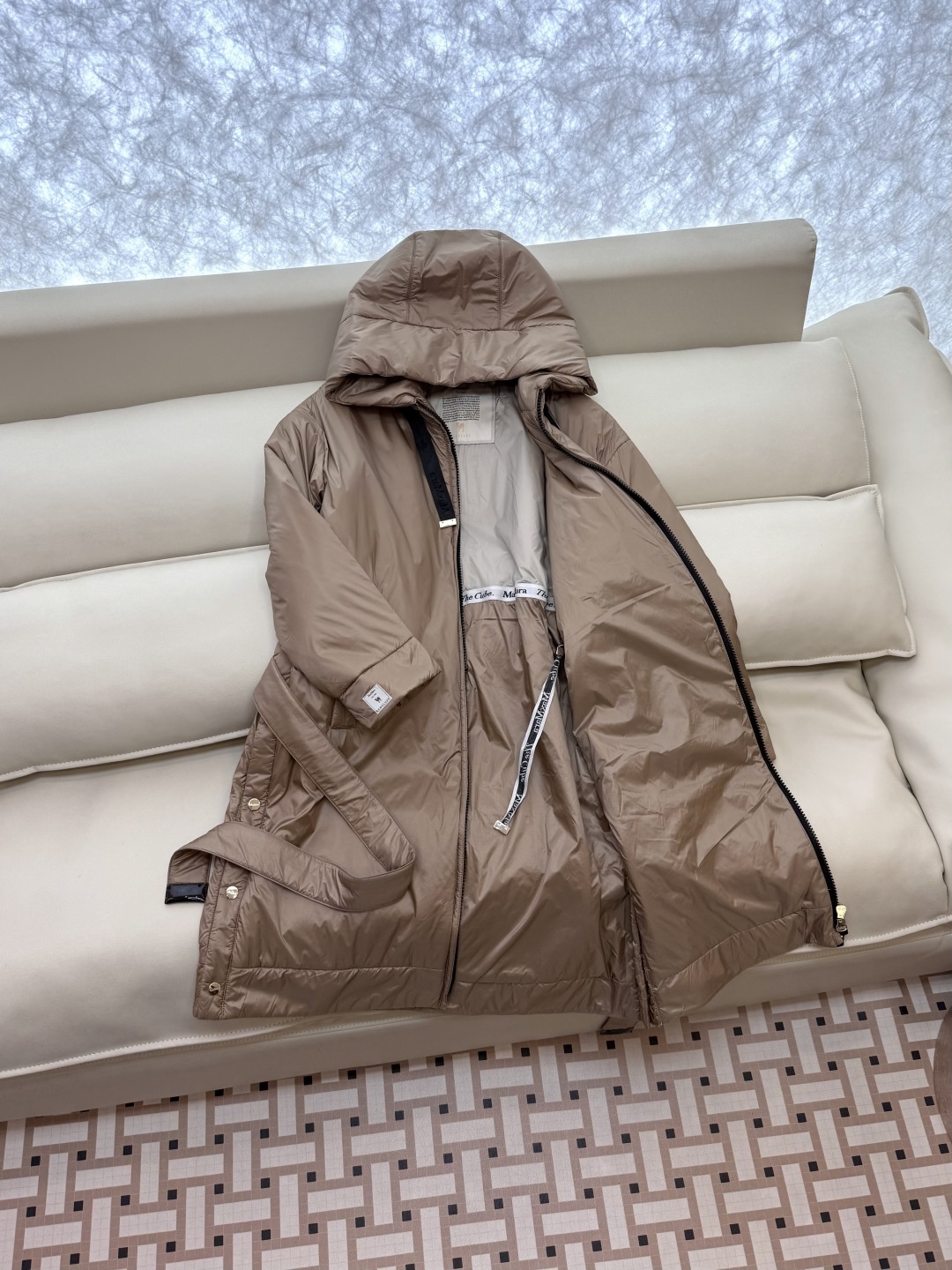 M683#新款驼绒服⚠️2025。
Max 48% 骆驼绒 4%桑蚕丝 进口面料 骆驼绒长袖外套 咖色 