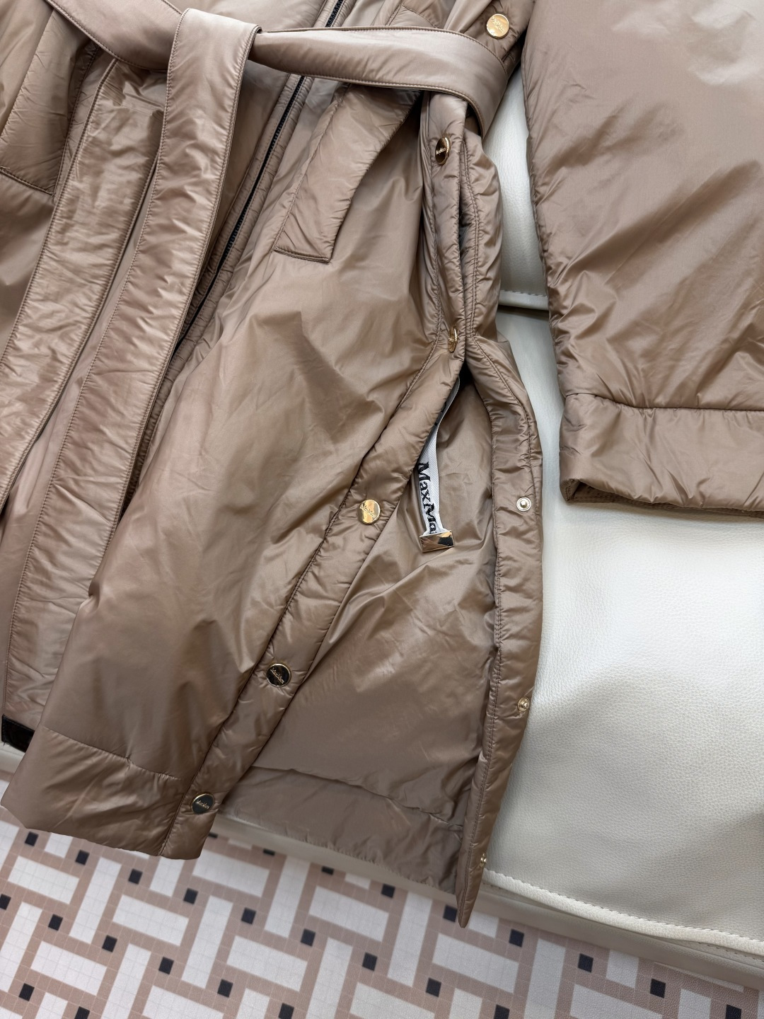 M683#新款驼绒服⚠️2025。
Max 48% 骆驼绒 4%桑蚕丝 进口面料 骆驼绒长袖外套 咖色 