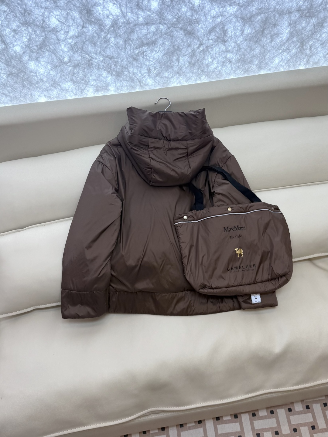 M680#新款驼绒服⚠️2025。
Max拉链款 48% 骆驼绒 4%桑蚕丝 进口面料 骆驼绒棉服 香槟