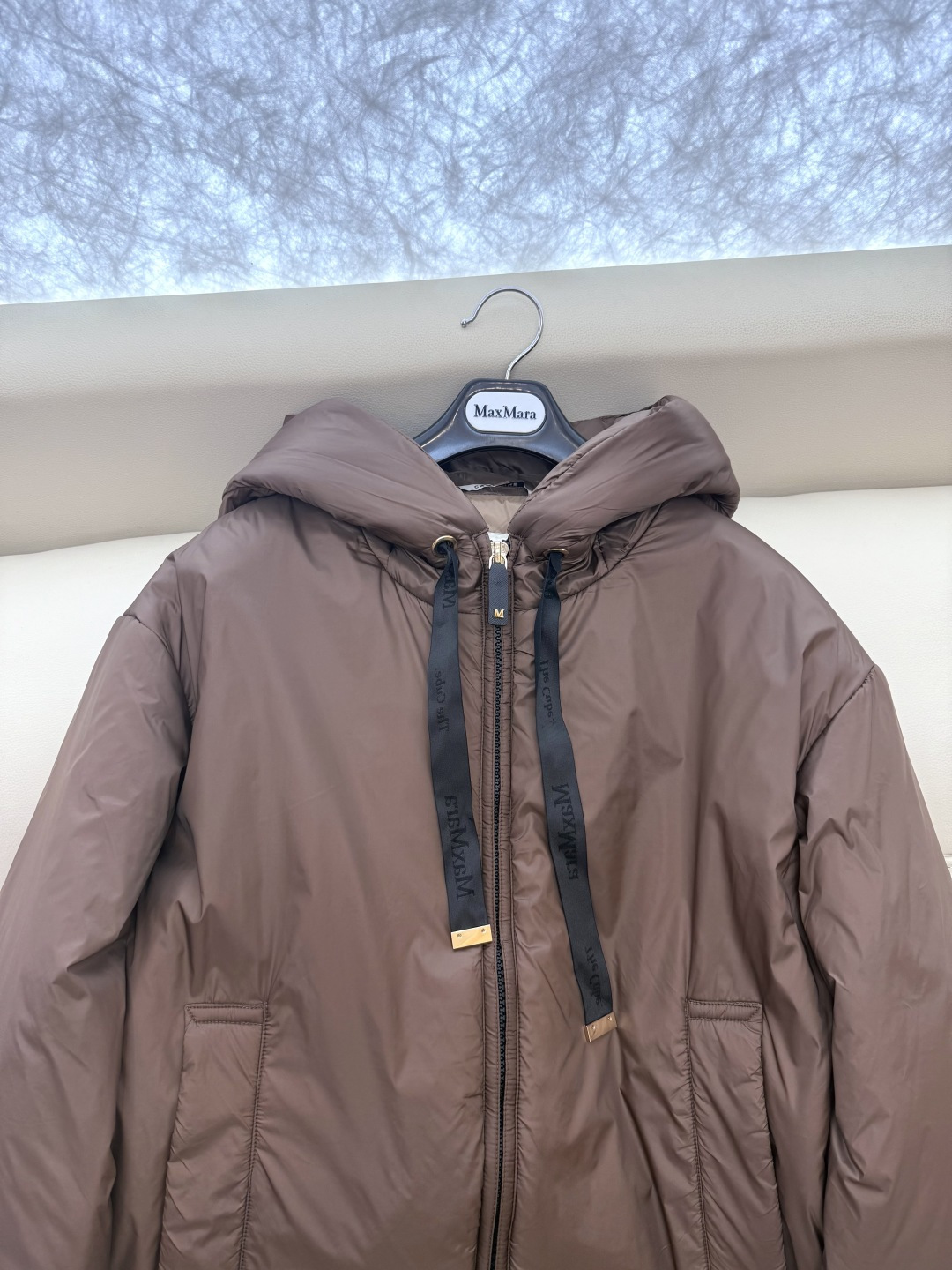 M680#新款驼绒服⚠️2025。
Max拉链款 48% 骆驼绒 4%桑蚕丝 进口面料 骆驼绒棉服 香槟