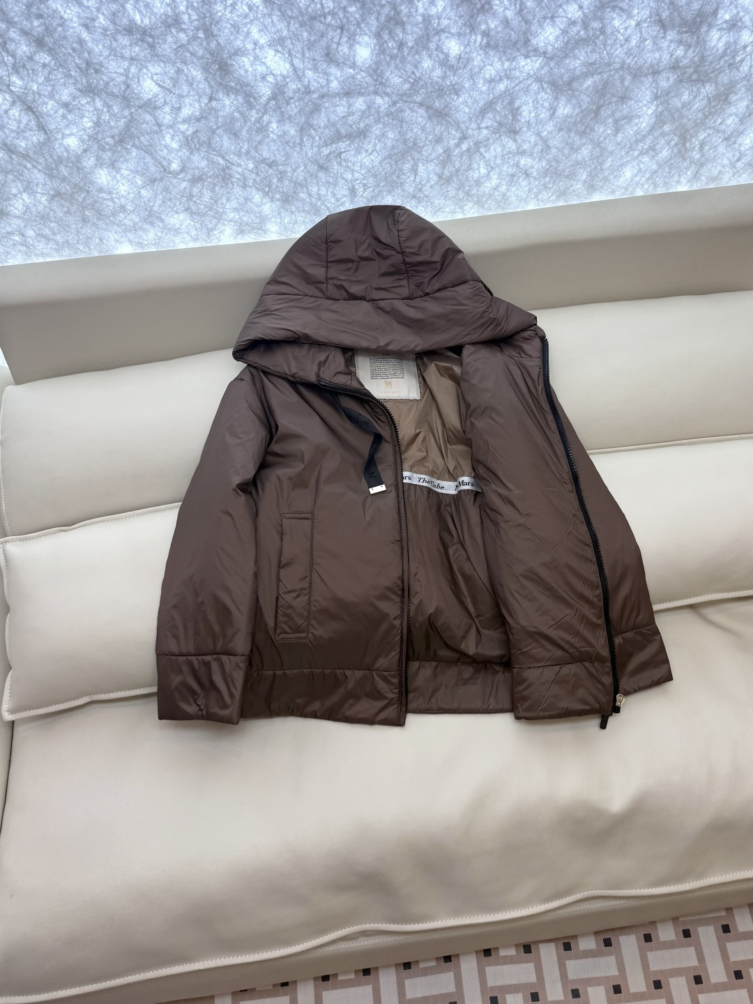 M680#新款驼绒服⚠️2025。
Max拉链款 48% 骆驼绒 4%桑蚕丝 进口面料 骆驼绒棉服 香槟